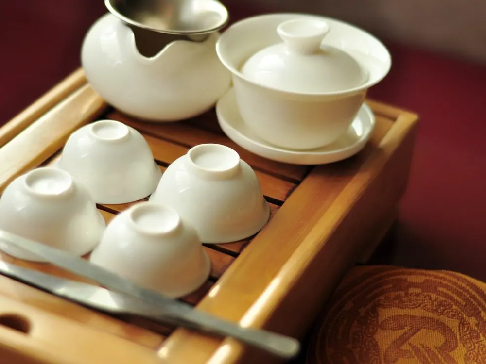 木の盆にのせた白磁の茶器