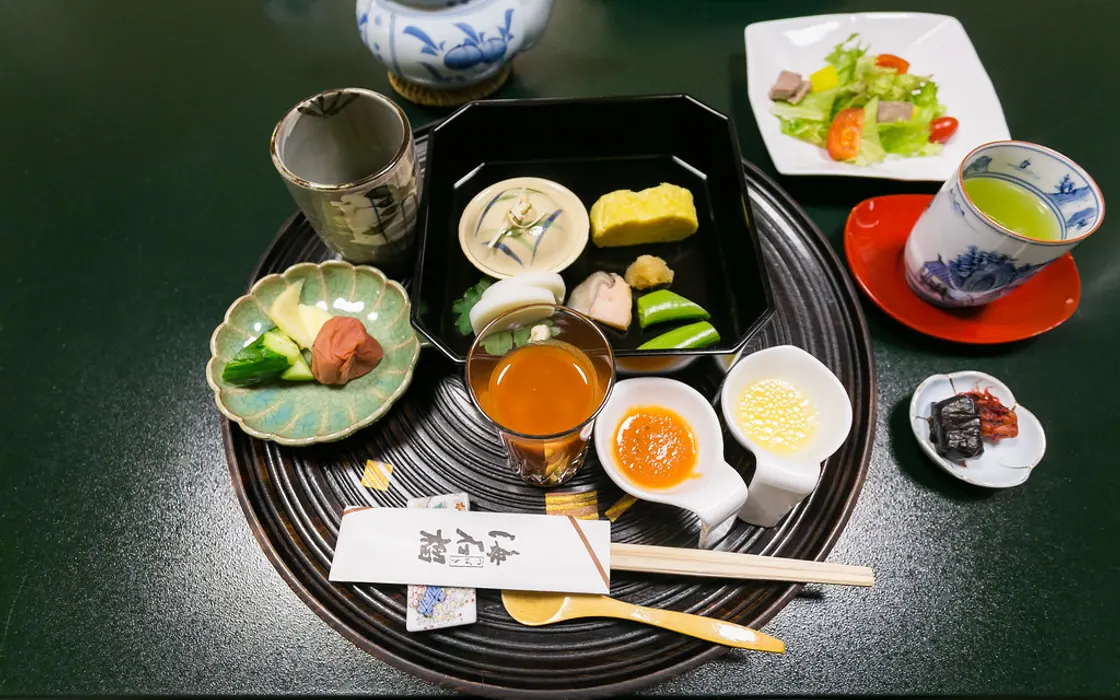 焼き魚・小鉢・ご飯の朝の膳