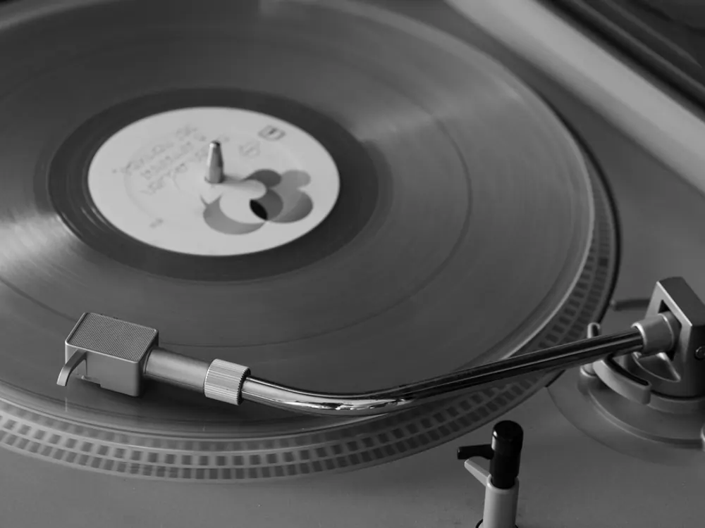 レコード盤に針を落としたターンテーブル、白黒